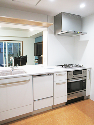 作るのも片付けも♪家族みんなのキッチンスペース　港区K様邸